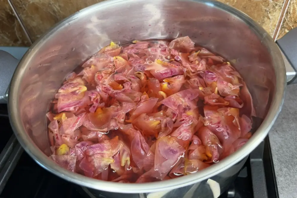 Adauga lamaie in siropul de trandafiri