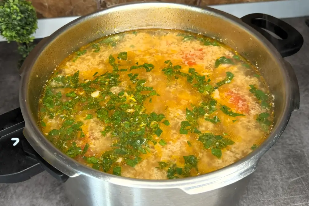 Adauga leustean in ciorba de curcan