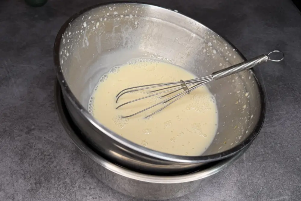 Amesteca crema bavareza pana se raceste