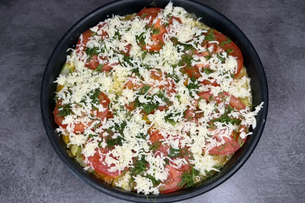 Decoreaza cu rosii, marar si cascaval legumele gratinate