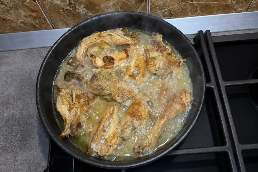 Fierbe ostropelul de pui lent