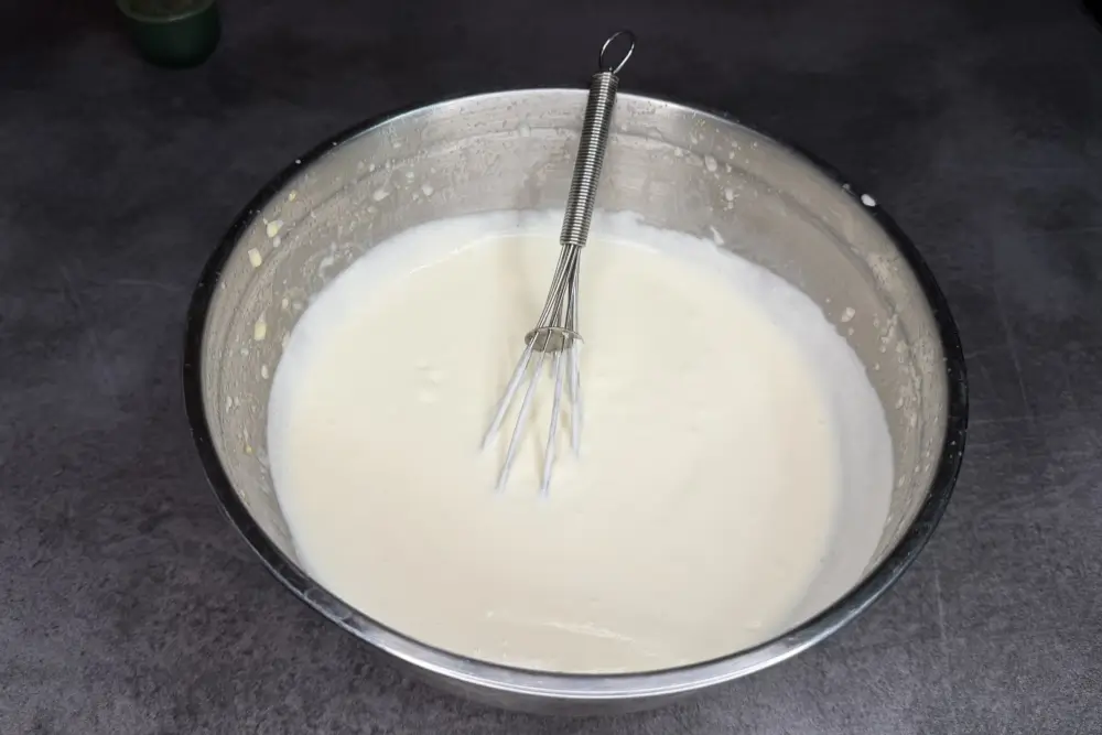 Incorporeaza frisca in crema bavareza