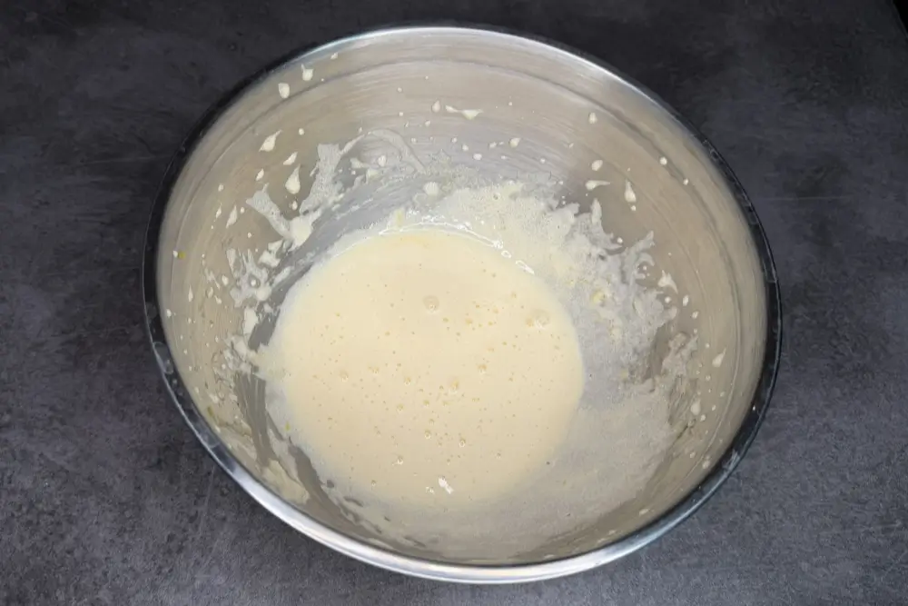 Mixeaza galbenusurile cu xylitolul pentru crema bavareza