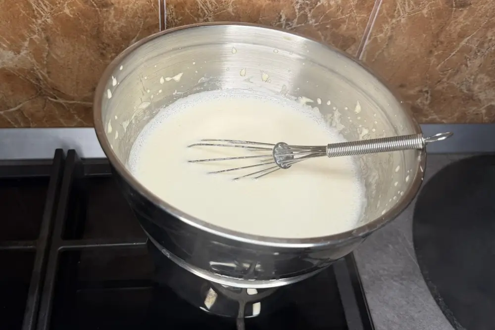 Pune bolul cu crema bavareza pe baie de aburi