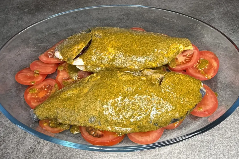 Pune dorada in tava si unge cu marinada