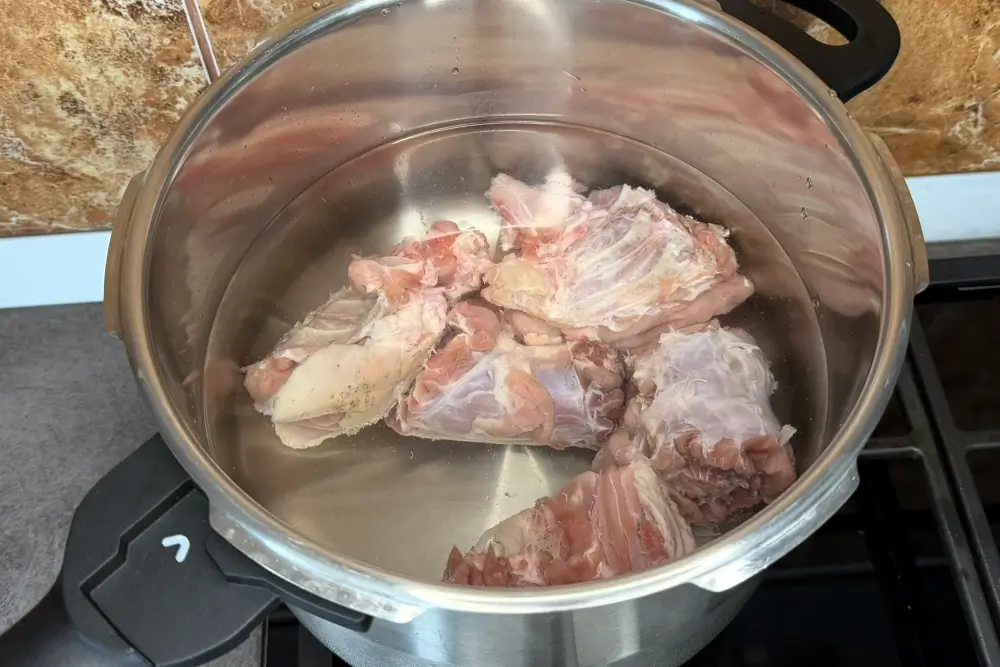 Pune la fiert carnea pentru ciorba de curcan