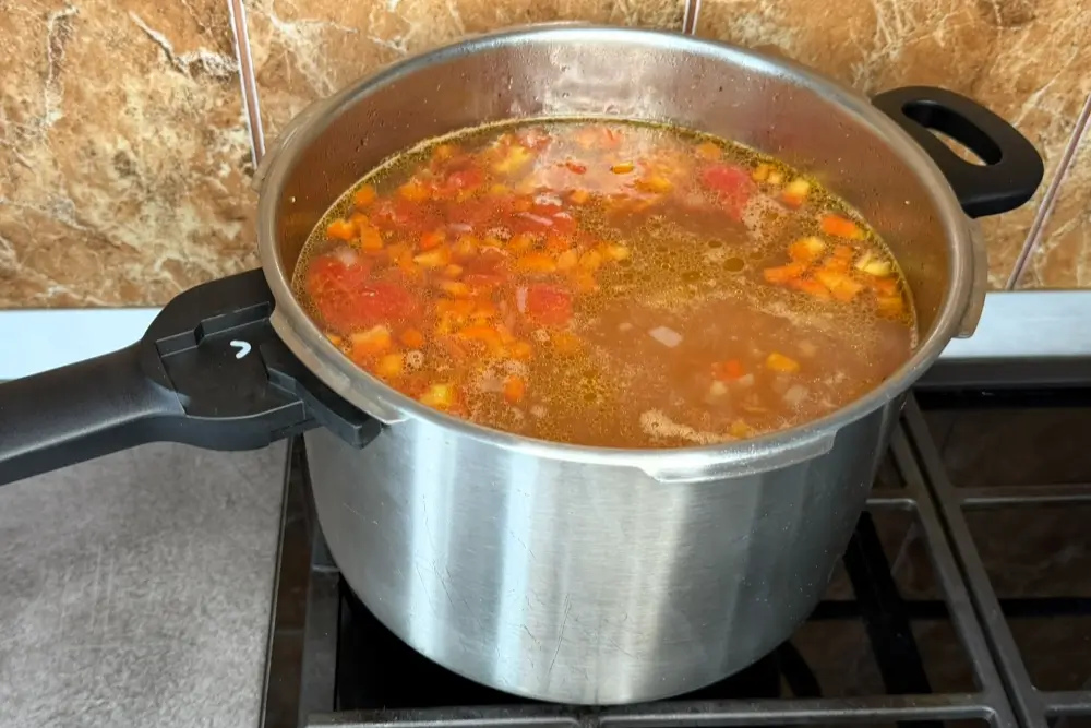 Pune rosiile si fierbe ciorba de curcan