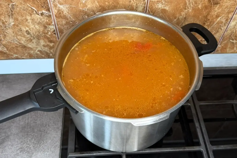 Pune zeama de varza in ciorba de curcan