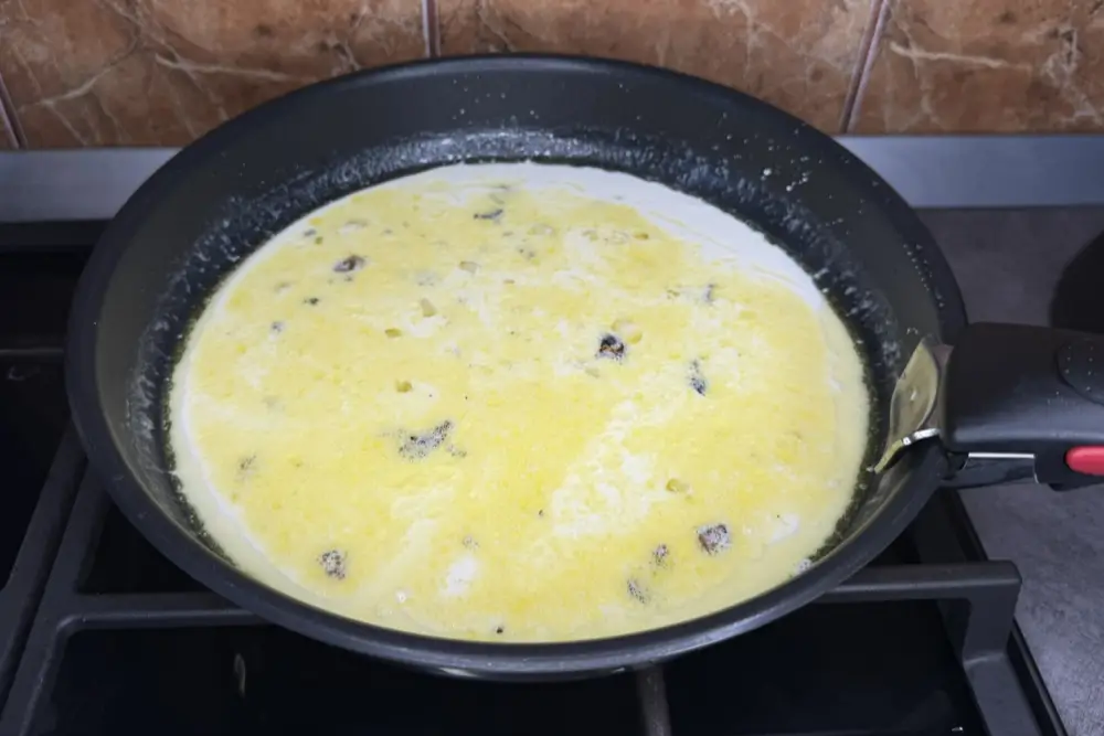 Adauga smantana si trufele in sosul alb pentru paste