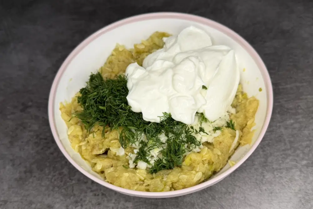 Adauga toate ingredientele pentru salata de dovlecei