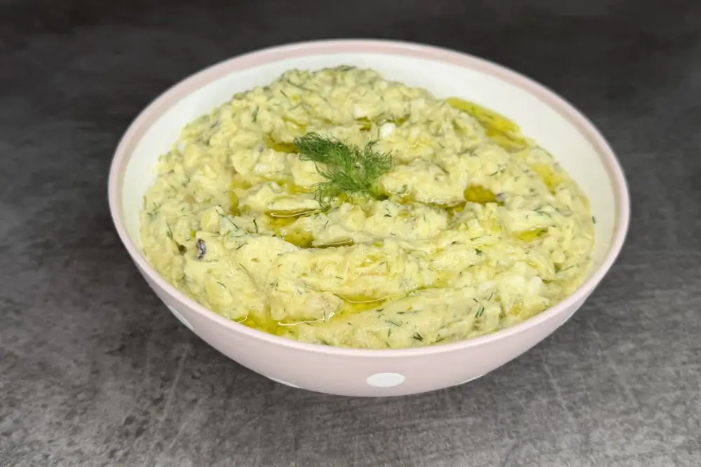 Amesteca ingredientele pentru salata de dovlecei
