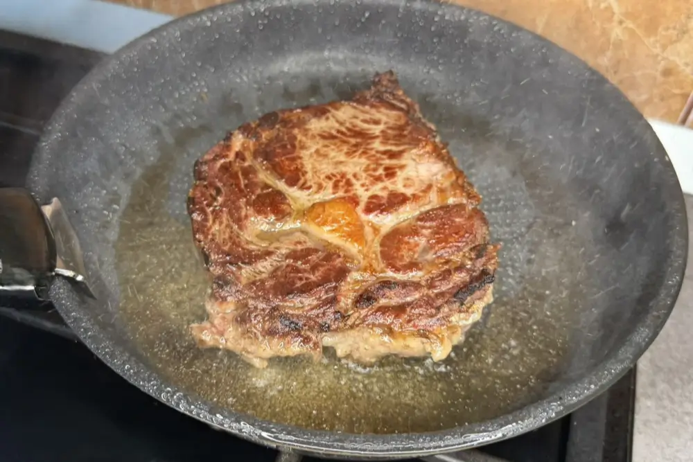 Gateste steak-ul de vita la tigaie