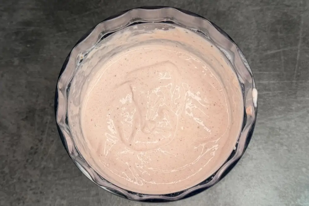 Mixeaza ingredientele pentru inghetata de casa