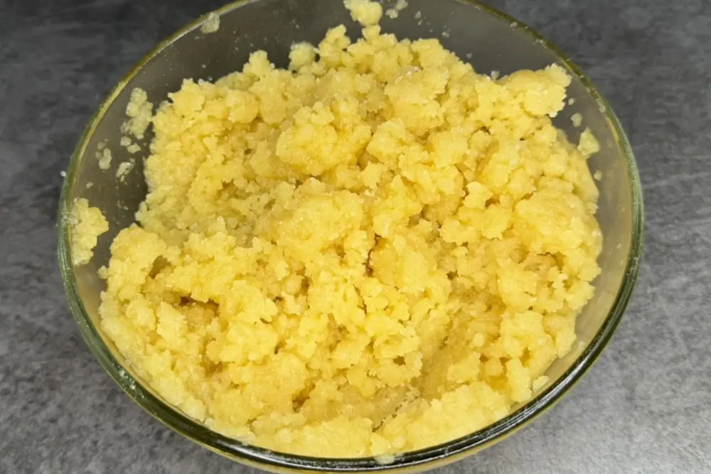 Prepara aluatul pentru crumble cu nectarine