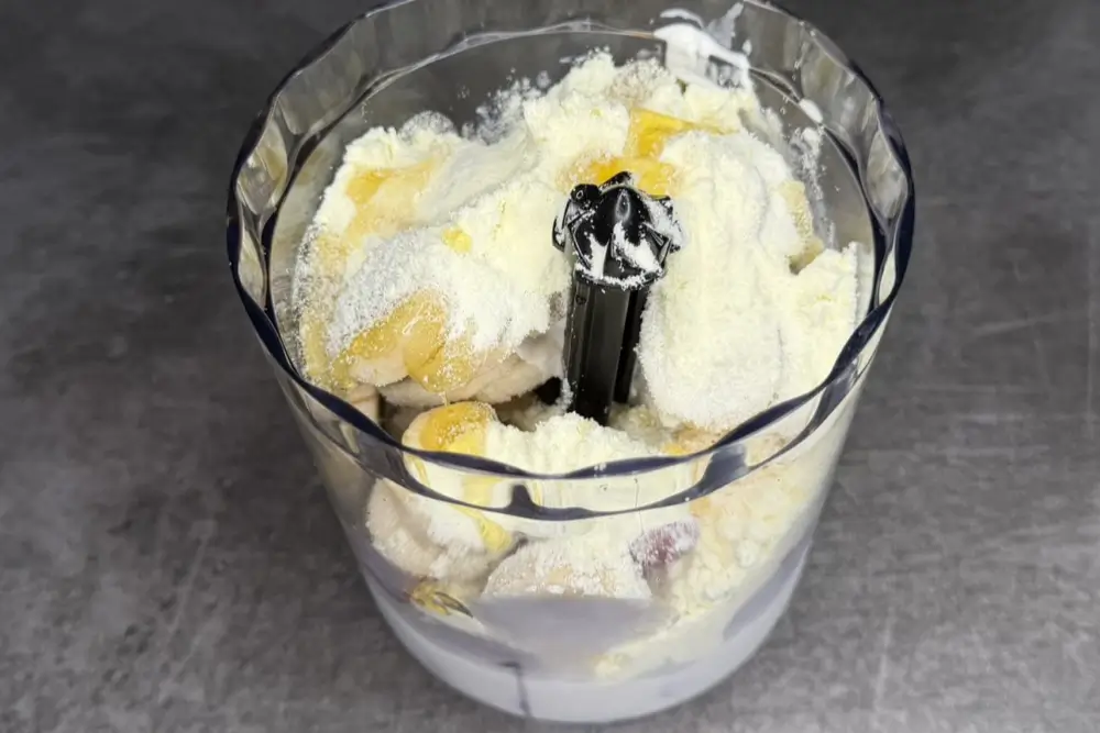 Pune in blender ingredientele pentru inghetata de casa