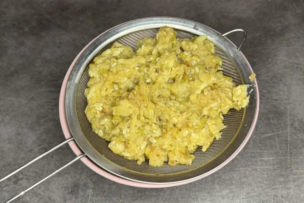 Pune miezul de dovlecei pentru salata la scurs