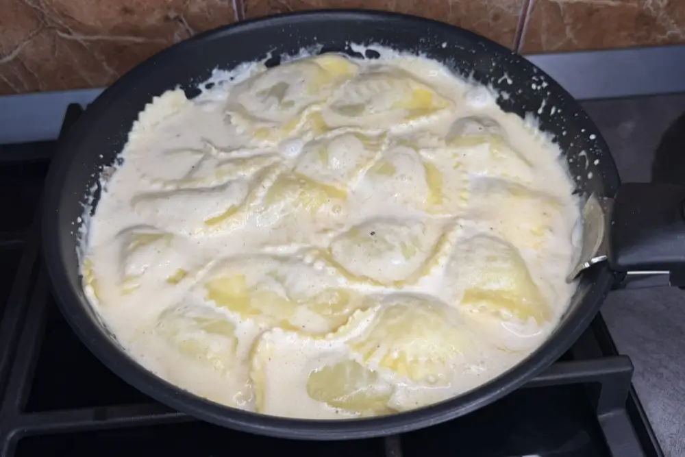 Pune pastele fierte in sosul alb cu trufe