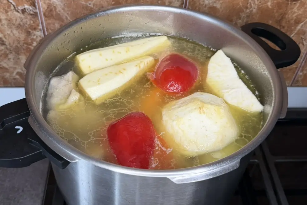 Adauga legumele in ciorba radauteana