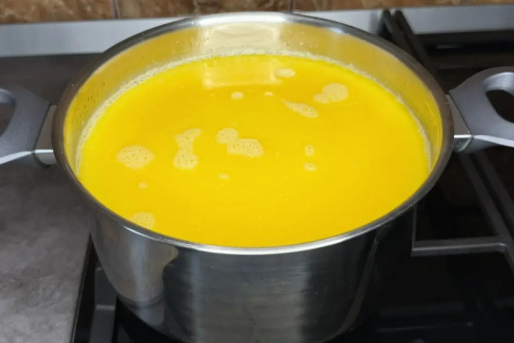 Drege ciorba radauteana cu galbenusuri si smantana