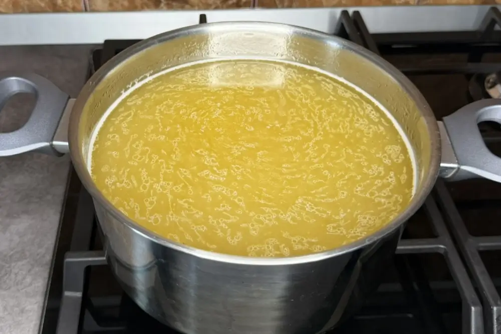 Fierbe faina in ciorba radauteana