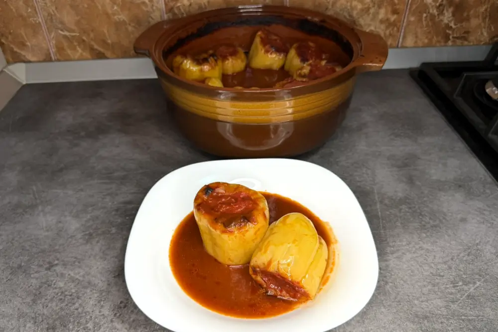 Serveste calzi ardeii umpluti cu carne