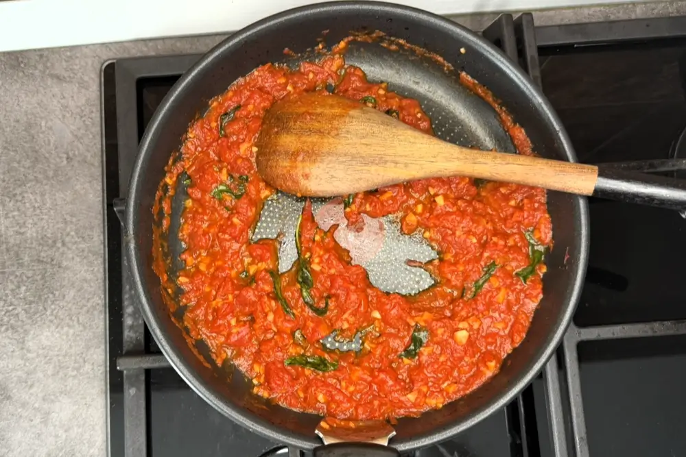 Prepara sosul pentru vinete umplute cu rosii si mozzarella