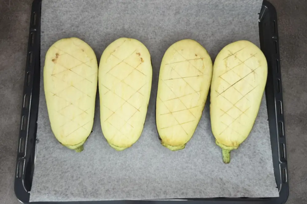 Pune in tava vinetele pentru umplut cu rosii si mozzarella