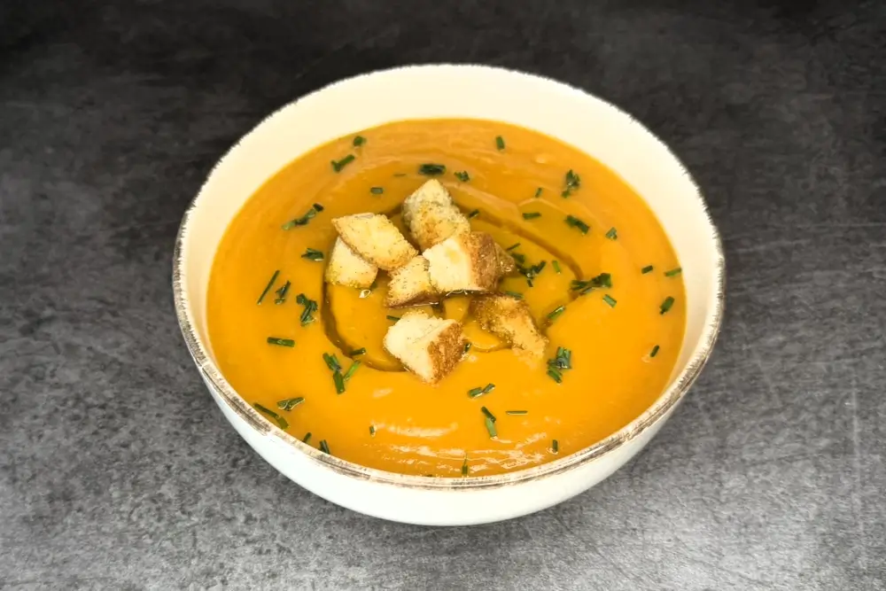 Pune supa crema de legume coapte in bol