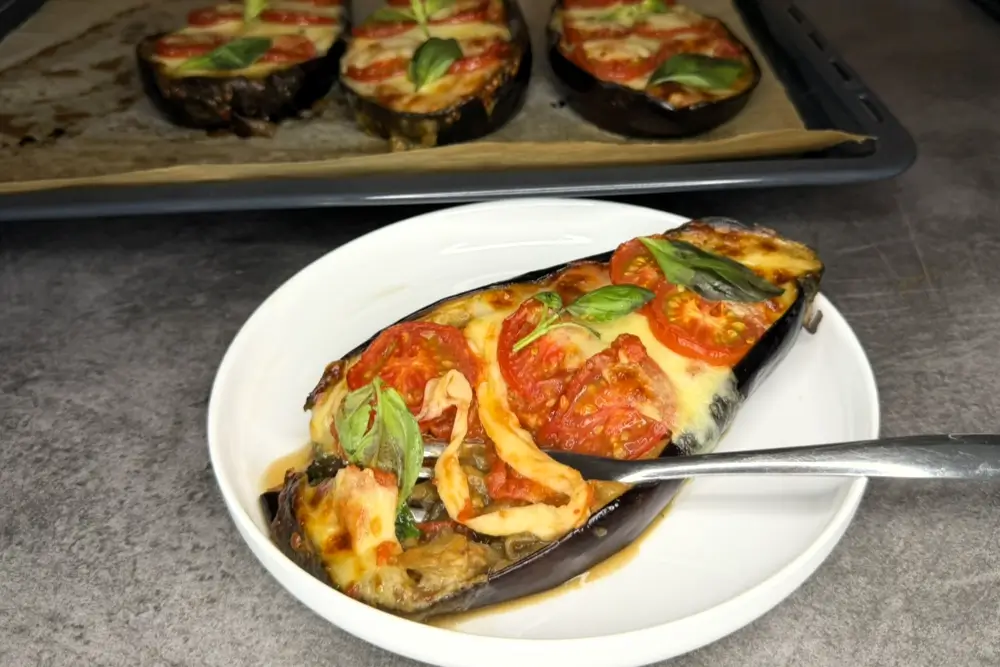 Serveste vinetele umplute cu rosii si mozzarella