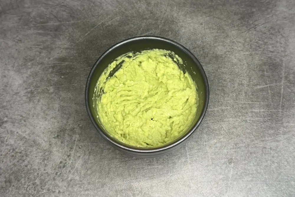 Zdrobeste pulpa de avocado pentru guacamole